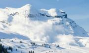 Лавини затрупаха 11 души в Русия