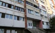 Майката на изоставеното бебе замеряла деца от балкона
