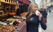 Големият бюст на бивша волейболистка едва не изскочи