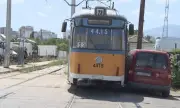 Водач на трамвай предизвиква катастрофа на оживено кръстовище в София
