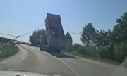 Камион се оплете в жици при качване на Северната тангента на София