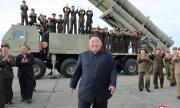 Ким грее от щастие, наблюдавайки изстрелването на ракети