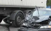 Шофьор се блъсна челно в камион и загина