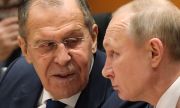 Мрази Запада, но е с американски часовник и телефон