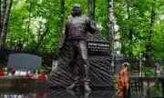 Откриха статуя на Евгений Пригожин на гроба му в Санкт Петербург
