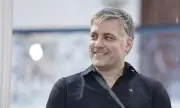 Днес Владимир Карамазов прави тур на изложбата си „На тяхно място“ в Двореца