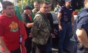 Мъже с военни дрехи нападнаха протестиращи срещу „Вълците на Путин“