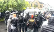 Над 60 полицаи са пострадали при размириците в Северна Ирландия