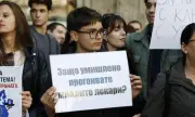 Млади лекари и медицински сестри излизат на протест