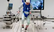 Шеметен скок в медицината! Парализиран мъж проходи с китайски чип с изкуствен интелект в мозъка