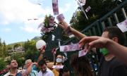 Хората излизат по улиците да се борят за достойнство