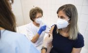 Ограниченията във Великобритания може да останат до ваксинирането на всички пълнолетни