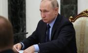 Сърбин ходи пеша до Русия с голям подарък за Путин