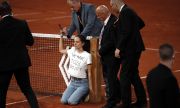 Активистка прекъсна полуфинала на Roland Garros, връзвайки се за мрежата