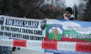 Полицаите спират с протестите си