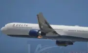 ВИДЕО как се възпламенява двигател на самолет на Delta Air Lines