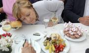 Меркел води със стабилна преднина