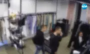 Тийнейджъри откраднаха скъпи чанти от магазин в центъра на София (ВИДЕО)