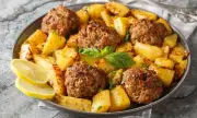 Снимка Рецепта на деня: Механджийски кюфтета с картофи на фурна
