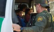 Администрацията на Байдън планира да легализира стотици хиляди мигранти 