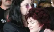 Шарън Озбърн намира утеха в децата си и смеха след смъртта на Ози