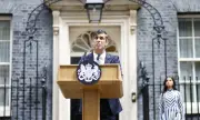 Британският премиер се извини за катастрофалното представяне и подаде оставка