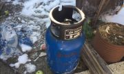 Мъж е обгорен при взрив на газова бутилка