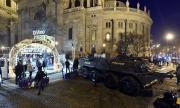 Бронетранспортьори охраняват коледни базари в Будапеща