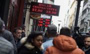 Аржентина в паника! Извиха се опашки пред банките (СНИМКИ)