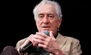 81-годишният Робърт де Ниро направи рядка поява с 2-годишната си дъщеря (СНИМКИ)
