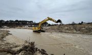 Тежка техника продължава да разчиства коритата на реката в Каравелово