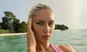 Щерката на Джъд Лоу запретна рокля за нова СНИМКА на дупето