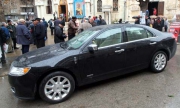 Обичащи лукса владици в сянката на патриарха*