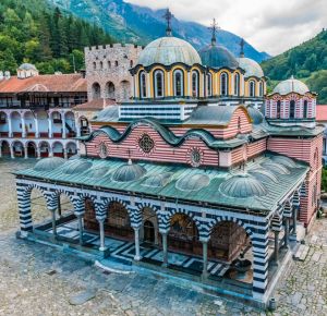 Любопитен куиз: До кой български град се намират тези манастири?